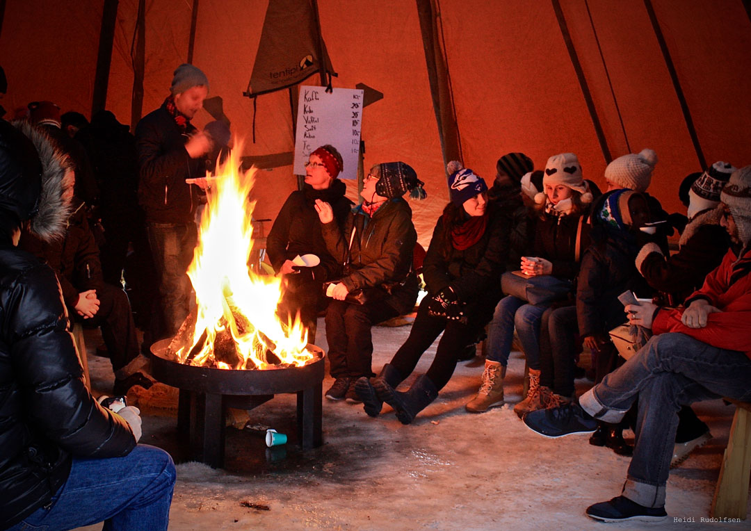 Hvorfor oppleves det godt å sitte ved bål?