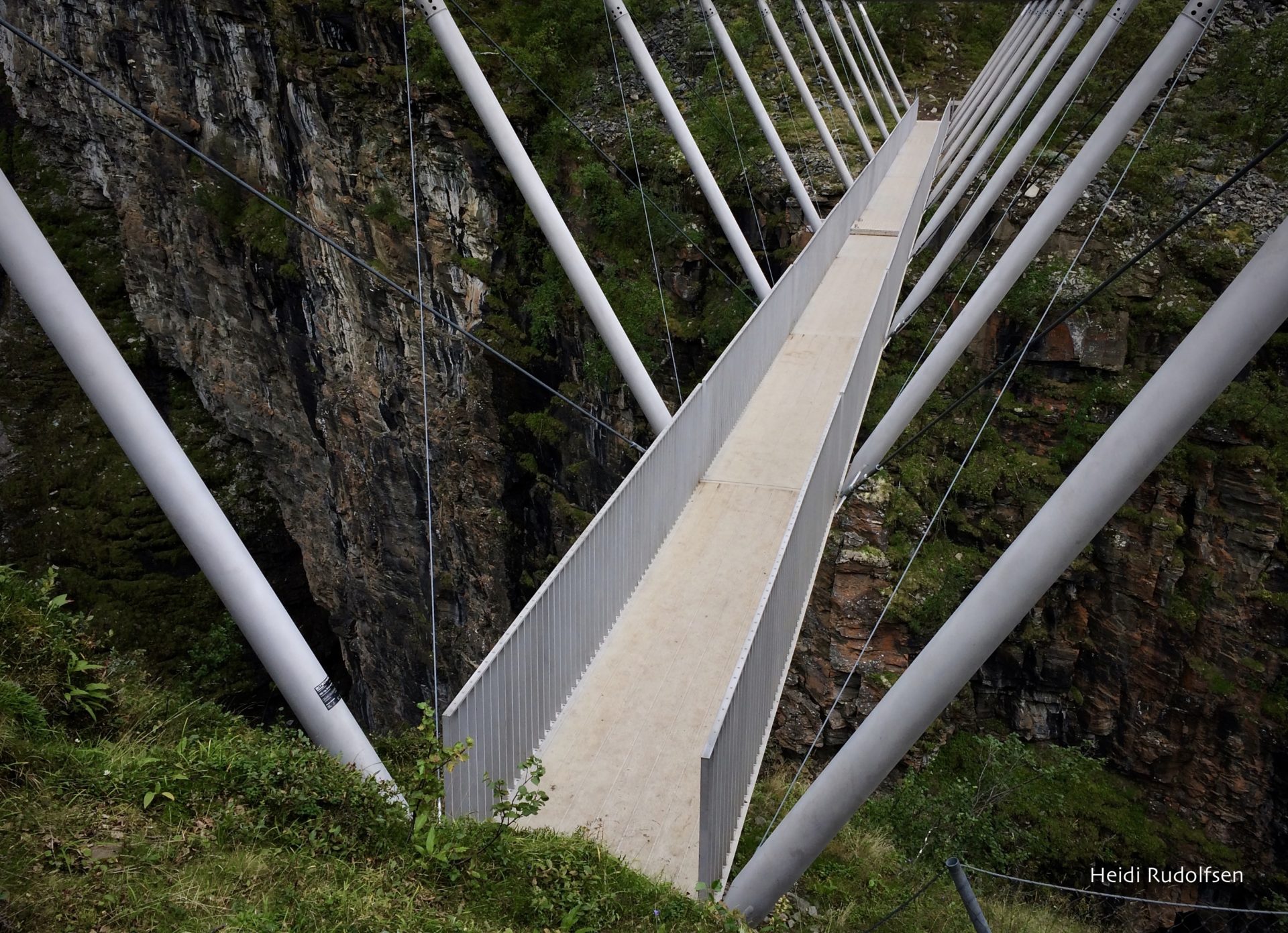 Høyt, luftig og skummelt på Gorsabrua i Kåfjord