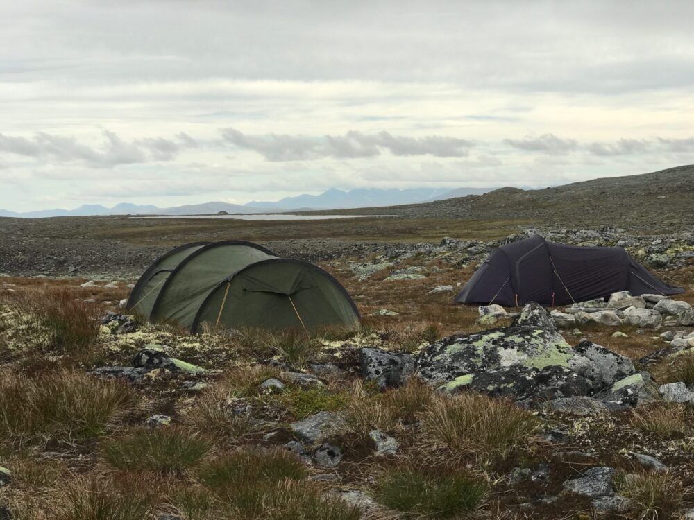 To telt slått opp i fjellet i Jotunheimen.