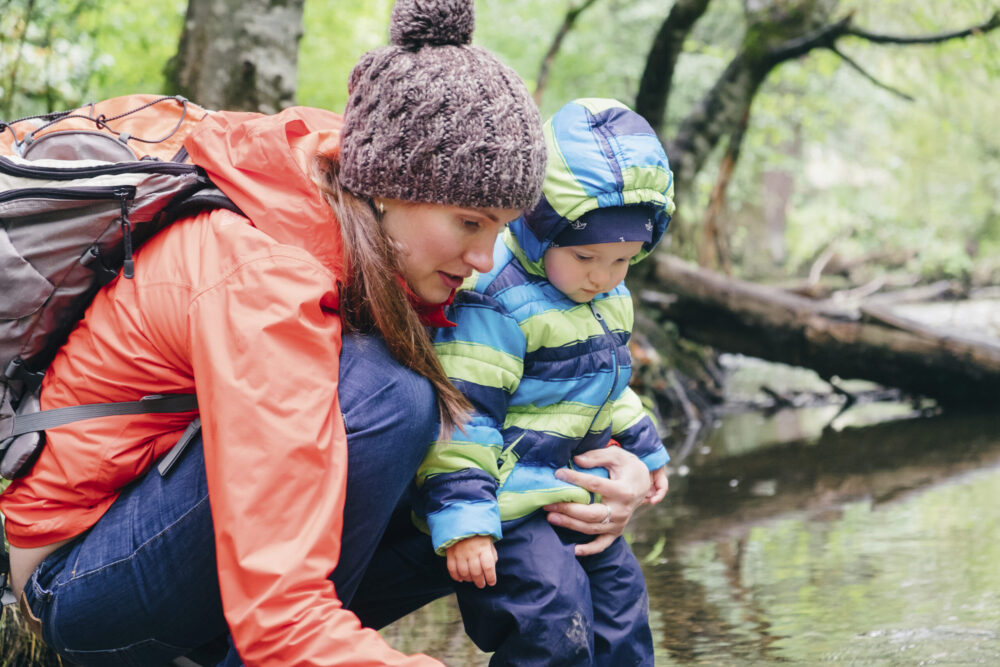 Friluftsliv med 2-åring: Magien i små naturøyeblikk