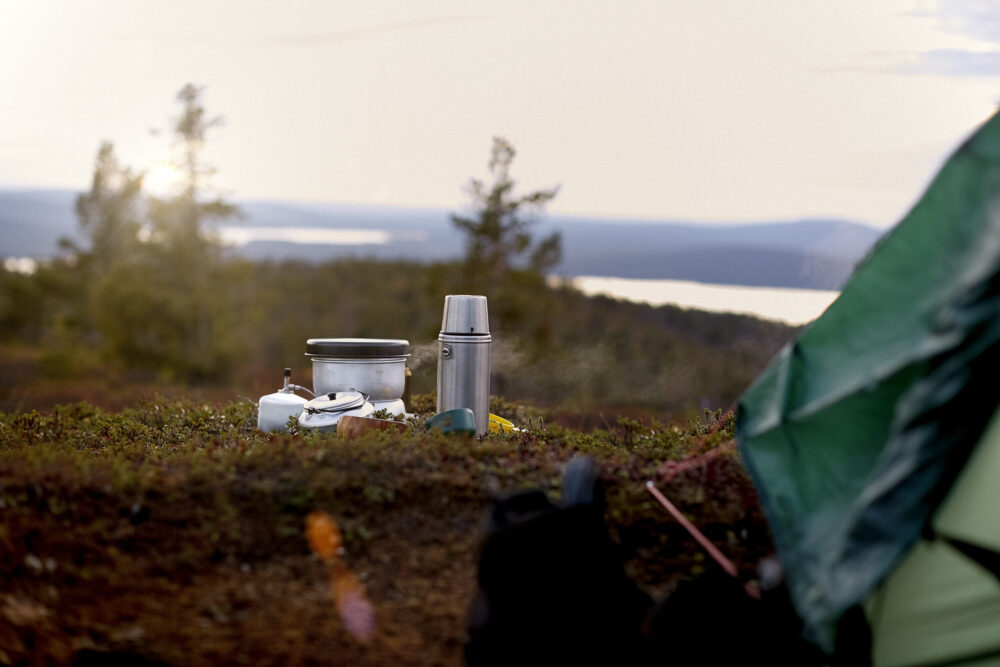 Camping morgen med varkker utsikt over tjern og utendørs frokost