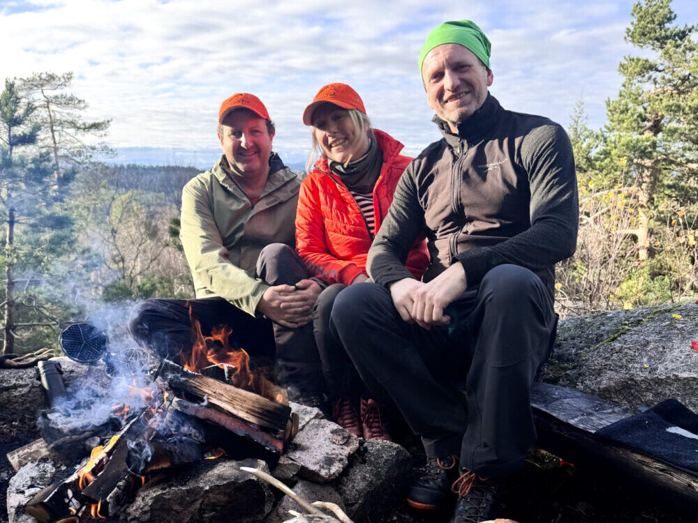3 av turfølget rundt bålet i vakre kjekstadmarka